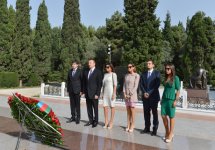 Prezident İlham Əliyev ailə üzvləri ilə birlikdə ümummilli lider Heydər Əliyevin məzarını və Şəhidlər xiyabanını ziyarət edib (FOTO)