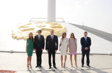 Prezident İlham Əliyev və ailə üzvləri Dövlət Bayrağı Meydanında olublar (FOTO)