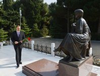 Prezident İlham Əliyev ailə üzvləri ilə birlikdə ümummilli lider Heydər Əliyevin məzarını və Şəhidlər xiyabanını ziyarət edib (FOTO)