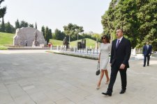 Prezident İlham Əliyev ailə üzvləri ilə birlikdə ümummilli lider Heydər Əliyevin məzarını və Şəhidlər xiyabanını ziyarət edib (FOTO)