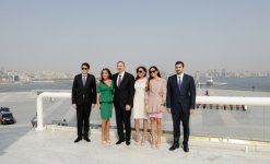 Prezident İlham Əliyev və ailə üzvləri Dövlət Bayrağı Meydanında olublar (FOTO)