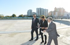 Prezident İlham Əliyev və xanımı yeni salınan Dədə Qorqud parkında görülən işlərlə tanış olublar (FOTO)