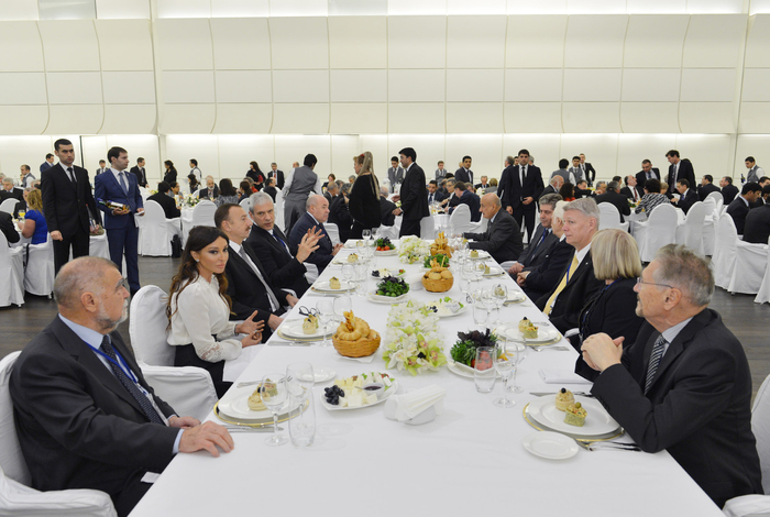 İlham Əliyev və xanımı III Bakı Beynəlxalq Humanitar Forumunun iştirakçıları üçün təşkil olunmuş naharda iştirak edib