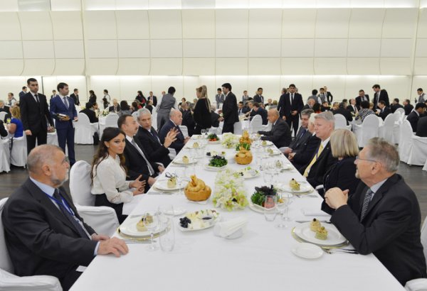 İlham Əliyev və xanımı III Bakı Beynəlxalq Humanitar Forumunun iştirakçıları üçün təşkil olunmuş naharda iştirak edib