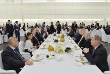 İlham Əliyev və xanımı III Bakı Beynəlxalq Humanitar Forumunun iştirakçıları üçün təşkil olunmuş naharda iştirak edib