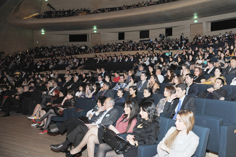 Leyla Əliyeva Heydər Əliyev Mərkəzində italyan bəstəkar Umberto Cordanonun "Sibir" operasına tamaşa edib (FOTO)