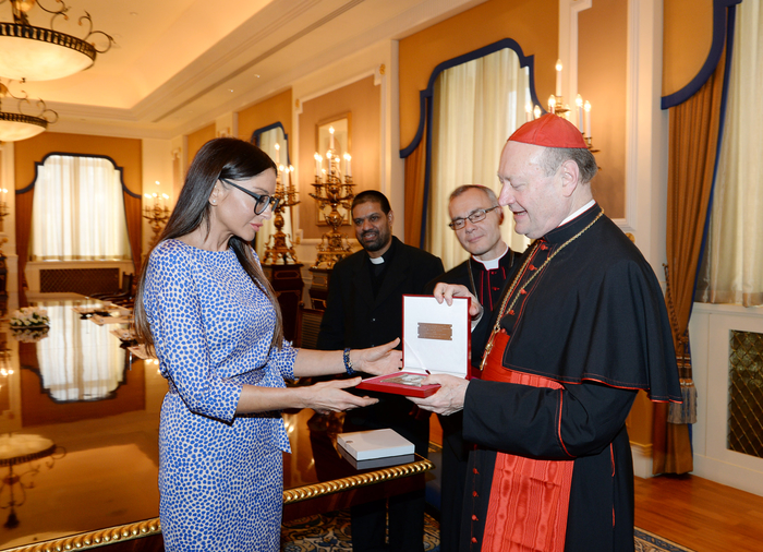 Mehriban Əliyeva Vatikan Dövlətinin mədəniyyət üzrə pontifik şurasının prezidenti kardinal Canfranko Ravazi ilə görüşüb (FOTO)