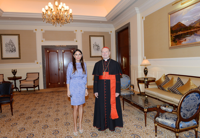 Mehriban Əliyeva Vatikan Dövlətinin mədəniyyət üzrə pontifik şurasının prezidenti kardinal Canfranko Ravazi ilə görüşüb (FOTO)