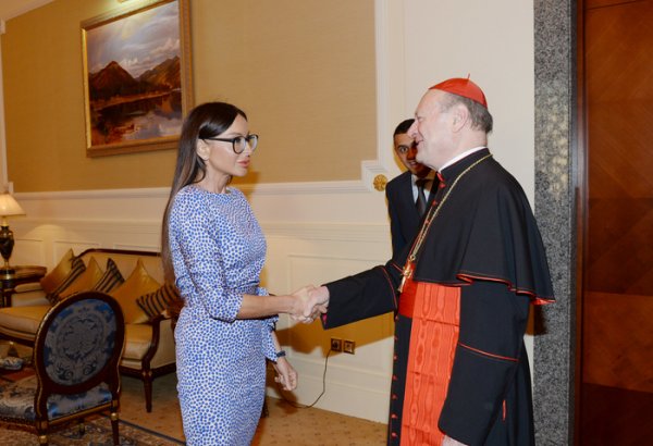 Mehriban Əliyeva Vatikan Dövlətinin mədəniyyət üzrə pontifik şurasının prezidenti kardinal Canfranko Ravazi ilə görüşüb (FOTO)