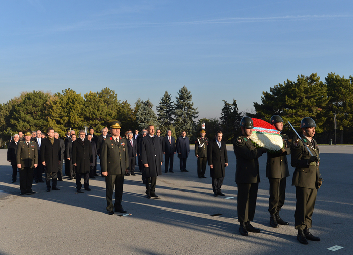 Azərbaycan Prezidenti İlham Əliyev Anıtqəbiri ziyarət edib (FOTO)