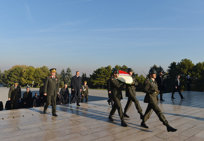 Azərbaycan Prezidenti İlham Əliyev Anıtqəbiri ziyarət edib (FOTO)