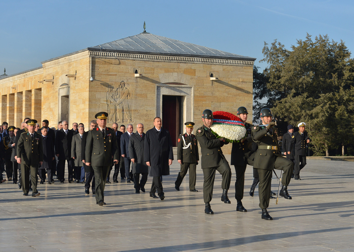 Azərbaycan Prezidenti İlham Əliyev Anıtqəbiri ziyarət edib (FOTO)