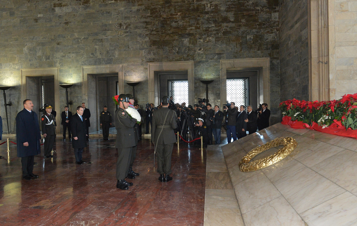 Azərbaycan Prezidenti İlham Əliyev Anıtqəbiri ziyarət edib (FOTO)