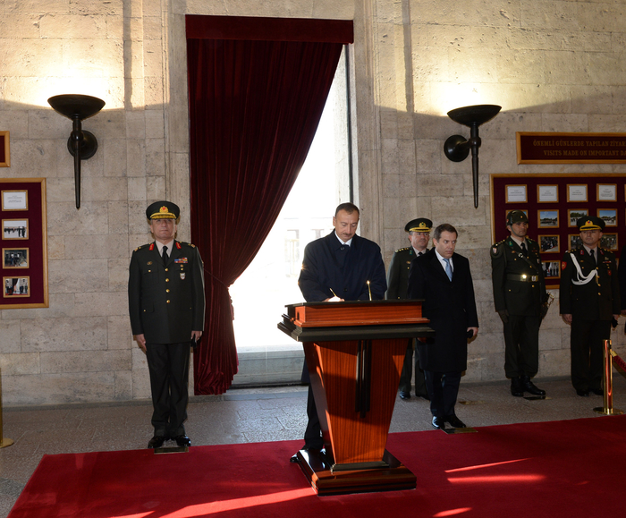 Azərbaycan Prezidenti İlham Əliyev Anıtqəbiri ziyarət edib (FOTO)