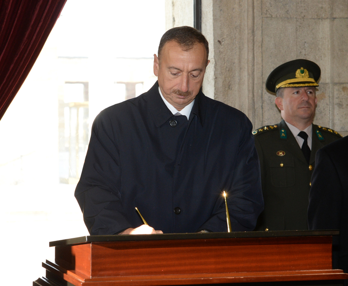 Azərbaycan Prezidenti İlham Əliyev Anıtqəbiri ziyarət edib (FOTO)