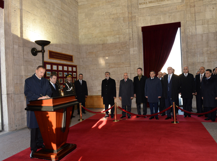 Azərbaycan Prezidenti İlham Əliyev Anıtqəbiri ziyarət edib (FOTO)