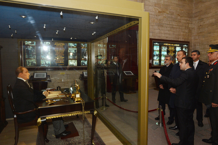 Azərbaycan Prezidenti İlham Əliyev Anıtqəbiri ziyarət edib (FOTO)