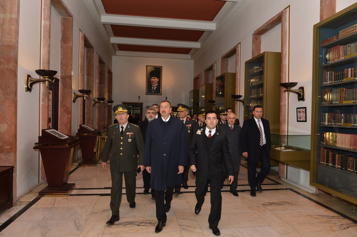 Azərbaycan Prezidenti İlham Əliyev Anıtqəbiri ziyarət edib (FOTO)