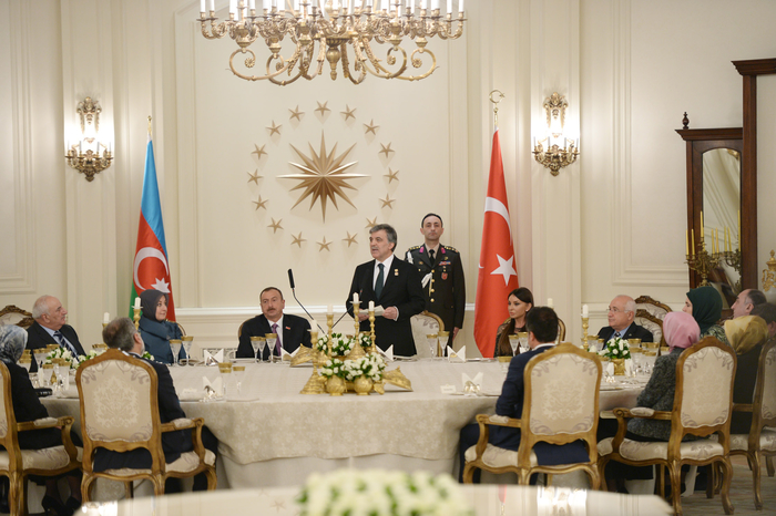 Azərbaycan Prezidenti və xanımının şərəfinə rəsmi nahar verilib (FOTO)