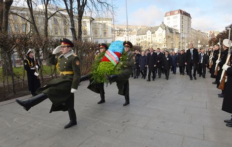 İlham Əliyev Kiyev şəhərindəki “Naməlum əsgər” abidəsini ziyarət edib (FOTO)