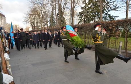 İlham Əliyev Kiyev şəhərindəki “Naməlum əsgər” abidəsini ziyarət edib (FOTO)