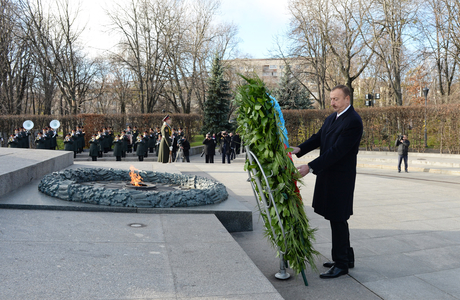 İlham Əliyev Kiyev şəhərindəki “Naməlum əsgər” abidəsini ziyarət edib (FOTO)