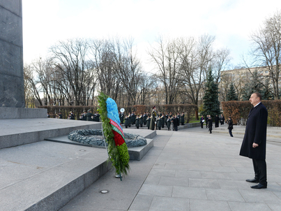 İlham Əliyev Kiyev şəhərindəki “Naməlum əsgər” abidəsini ziyarət edib (FOTO)