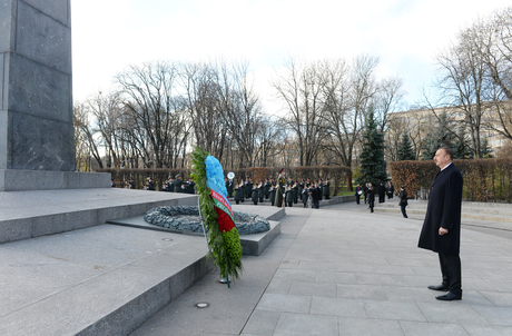 İlham Əliyev Kiyev şəhərindəki “Naməlum əsgər” abidəsini ziyarət edib (FOTO)
