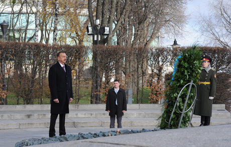 İlham Əliyev Kiyev şəhərindəki “Naməlum əsgər” abidəsini ziyarət edib (FOTO)