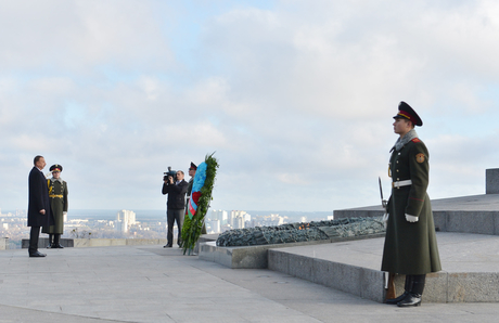 İlham Əliyev Kiyev şəhərindəki “Naməlum əsgər” abidəsini ziyarət edib (FOTO)