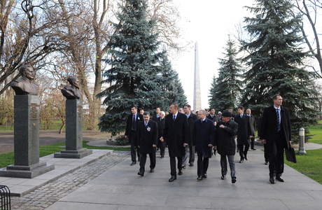 İlham Əliyev Kiyev şəhərindəki “Naməlum əsgər” abidəsini ziyarət edib (FOTO)