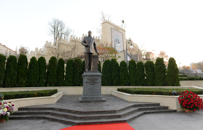 Prezident İlham Əliyev Kiyevdəki Heydər Əliyev parkında görülən işlərlə tanış olub (FOTO)