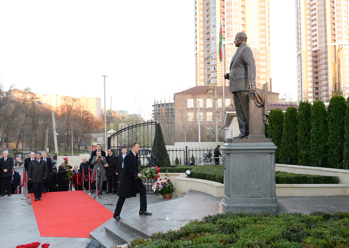 Prezident İlham Əliyev Kiyevdəki Heydər Əliyev parkında görülən işlərlə tanış olub (FOTO)