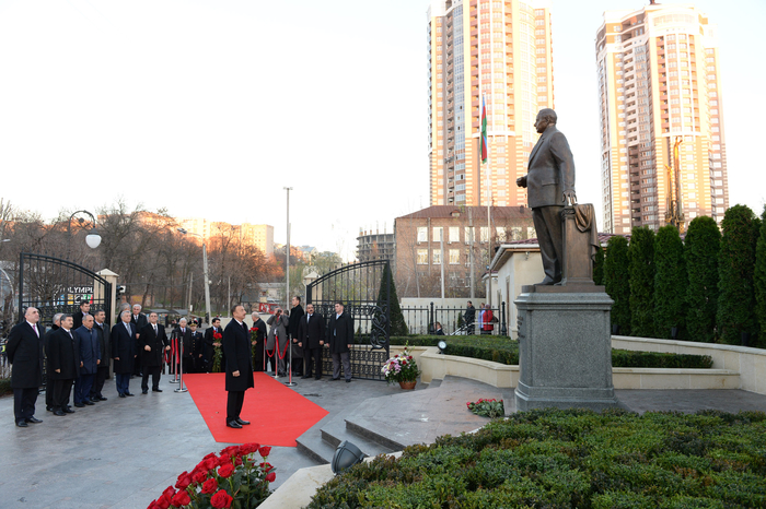 Prezident İlham Əliyev Kiyevdəki Heydər Əliyev parkında görülən işlərlə tanış olub (FOTO)
