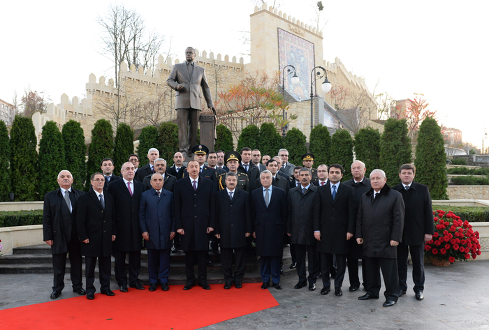 Prezident İlham Əliyev Kiyevdəki Heydər Əliyev parkında görülən işlərlə tanış olub (FOTO)