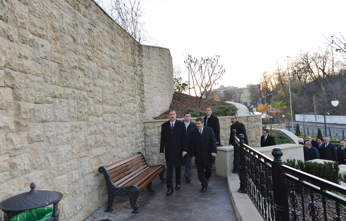 Prezident İlham Əliyev Kiyevdəki Heydər Əliyev parkında görülən işlərlə tanış olub (FOTO)
