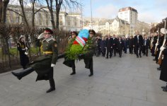 İlham Əliyev Kiyev şəhərindəki “Naməlum əsgər” abidəsini ziyarət edib (FOTO)