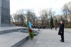 İlham Əliyev Kiyev şəhərindəki “Naməlum əsgər” abidəsini ziyarət edib (FOTO)