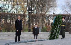 İlham Əliyev Kiyev şəhərindəki “Naməlum əsgər” abidəsini ziyarət edib (FOTO)