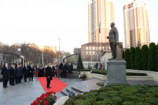 Prezident İlham Əliyev Kiyevdəki Heydər Əliyev parkında görülən işlərlə tanış olub (FOTO)