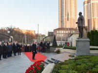 Prezident İlham Əliyev Kiyevdəki Heydər Əliyev parkında görülən işlərlə tanış olub (FOTO)
