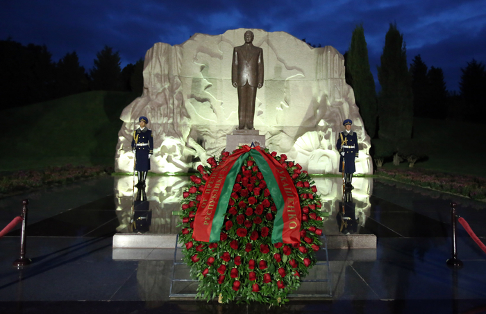 Belarus Prezidenti Aleksandr Lukaşenko Fəxri və Şəhidlər xiyabanlarını ziyarət edib (FOTO) (ƏLAVƏ OLUNUB)