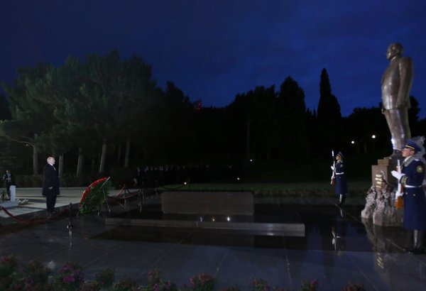 Belarus Prezidenti Aleksandr Lukaşenko Fəxri və Şəhidlər xiyabanlarını ziyarət edib (FOTO) (ƏLAVƏ OLUNUB)