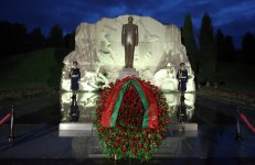 Belarus Prezidenti Aleksandr Lukaşenko Fəxri və Şəhidlər xiyabanlarını ziyarət edib (FOTO) (ƏLAVƏ OLUNUB)