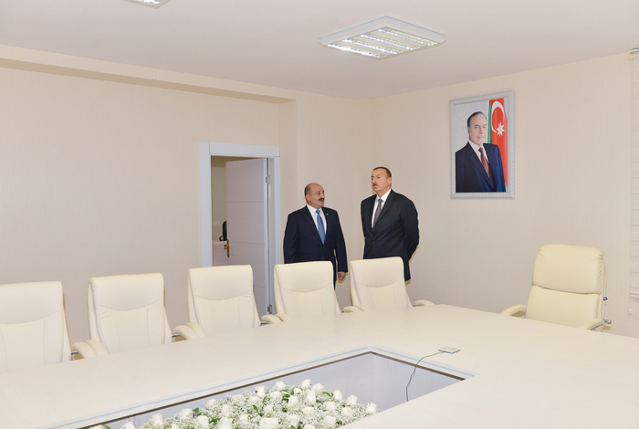 Prezident İlham Əliyev Səbail Rayon İcra Hakimiyyəti binasının əsaslı yenidənqurma işlərindən sonrakı vəziyyəti ilə tanış olub (FOTO)