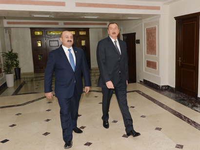 Prezident İlham Əliyev Səbail Rayon İcra Hakimiyyəti binasının əsaslı yenidənqurma işlərindən sonrakı vəziyyəti ilə tanış olub (FOTO)