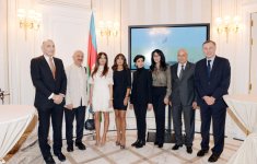 Parisdə təşkil edilmiş sərgidə Azərbaycanın birinci xanımı Mehriban Əliyeva iştirak etmişdir (FOTO)