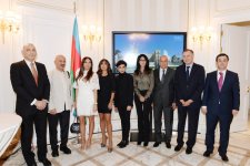 Parisdə təşkil edilmiş sərgidə Azərbaycanın birinci xanımı Mehriban Əliyeva iştirak etmişdir (FOTO)