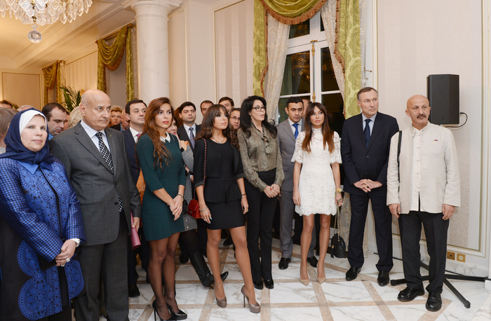 Parisdə təşkil edilmiş sərgidə Azərbaycanın birinci xanımı Mehriban Əliyeva iştirak etmişdir (FOTO)