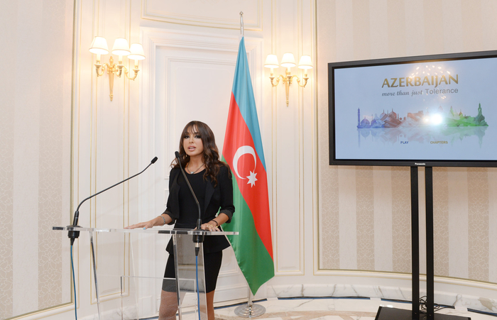 Parisdə təşkil edilmiş sərgidə Azərbaycanın birinci xanımı Mehriban Əliyeva iştirak etmişdir (FOTO)